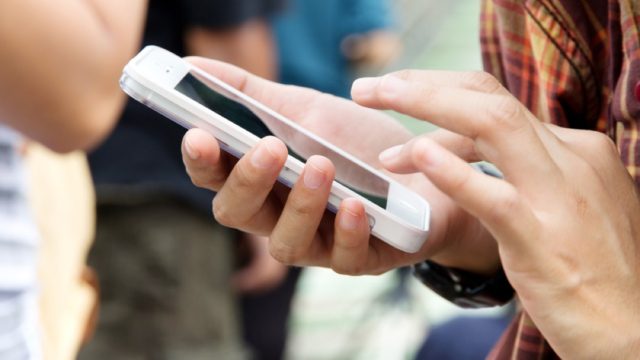Κινητό: 4+1 σημάδια που δείχνουν ότι το τηλέφωνό σας παρακολουθείται