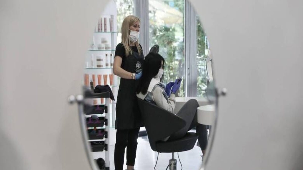 Κομμωτήρια: Ανοίγουν ξανά τη Δευτέρα ‑ Πώς θα μεταβαίνετε σε αυτά