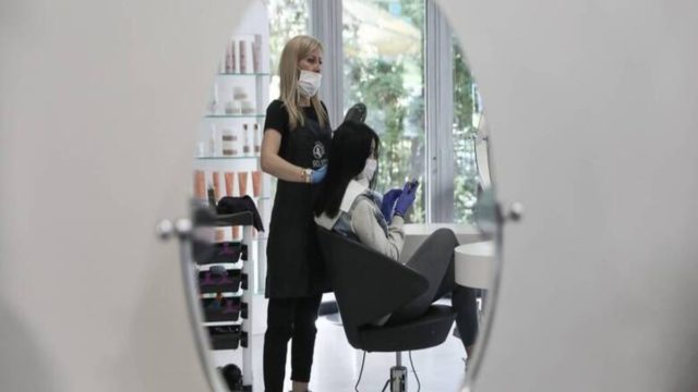 Κομμωτήρια: Ανοίγουν ξανά τη Δευτέρα ‑ Πώς θα μεταβαίνετε σε αυτά