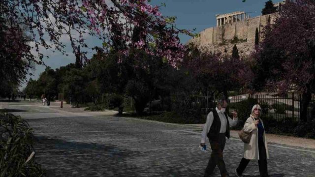 Κορωνοϊός: Αποφασίζει παράταση της απαγόρευσης κυκλοφορίας η κυβέρνηση