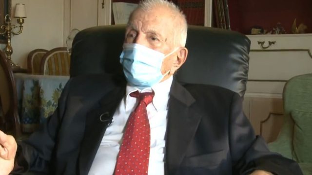 Κορωνοϊός: «Αδυναμία μου είναι να κυνηγάω γυναίκες» δηλώνει 97χρονος που έκανε το εμβόλιο (Video)