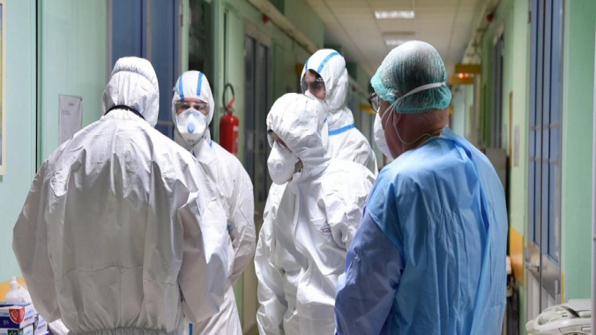 Κορωνοϊός: Μικρή μείωση στα κρούσματα – “Κόκκινος” συναγερμός για τους διασωληνωμένους