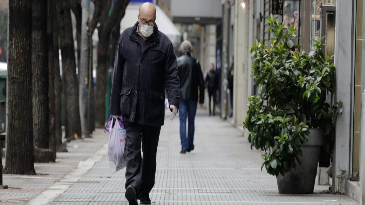 Κορωνοϊός: Το 2021 θα το περάσουμε με μάσκες και μικρά lockdown