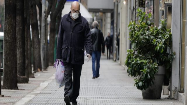 Κορωνοϊός: Το 2021 θα το περάσουμε με μάσκες και μικρά lockdown