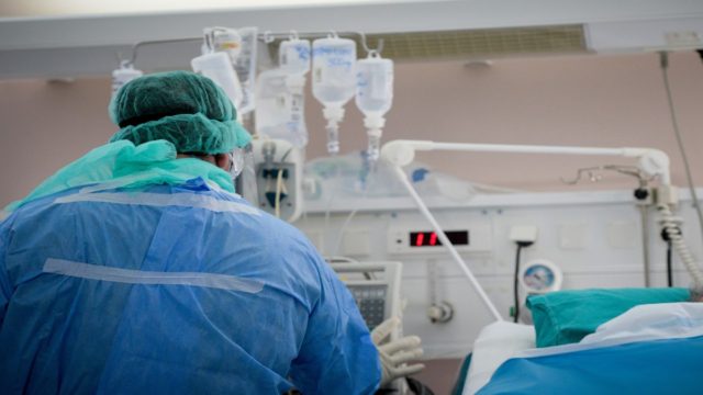 Κορωνοϊός: Στη ΜΕΘ 35χρονη – Ραγδαία επιδείνωση της υγείας της