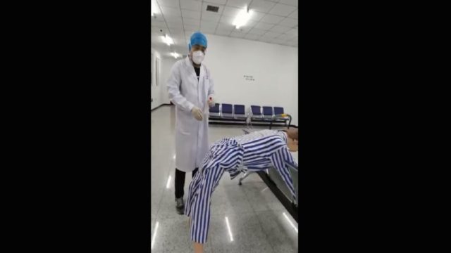 Έτσι γίνεται το νέο πρωκτικό τεστ για τον κορωνοϊό – Προσοχή σκληρές εικόνες! (Video)