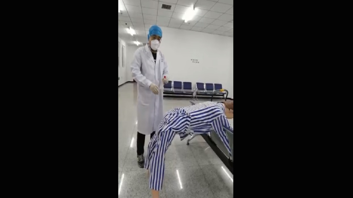 Έτσι γίνεται το νέο πρωκτικό τεστ για τον κορωνοϊό – Προσοχή σκληρές εικόνες! (Video)