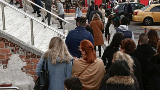 Θεοφάνεια: Τραγικές εικόνες με ουρές πιστών έξω από τον Άγιο Δημήτριο στο Μπραχάμι