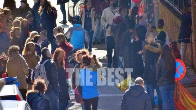 Πάτρα: Γονείς συνωστίζονται έξω από Δημοτικό σχολείο για να παραλάβουν τα παιδιά τους