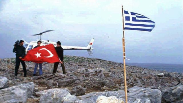Σαν σήμερα – “Κρίση των Ιμίων”: Η σοκαριστική στιγμή που δύο Τούρκοι δημοσιογράφοι κατεβάζουν την ελληνική σημαία (video)