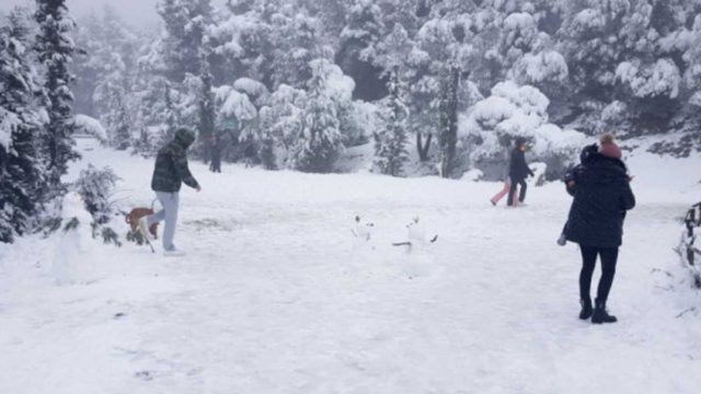 Η φωτογραφία της ημέρας: Λίγος… χιονοπόλεμος στην Αττική