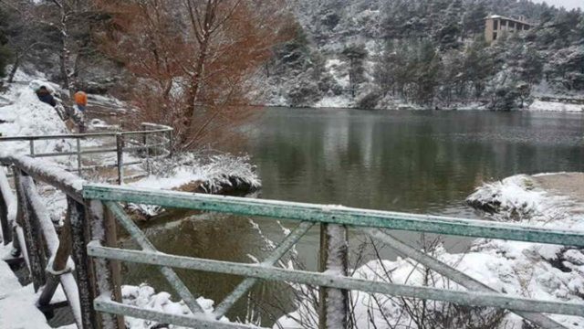 Απίθανες εικόνες με τη λίμνη Μπελέτσι “ντυμένη” στα λευκά! (vdieo)
