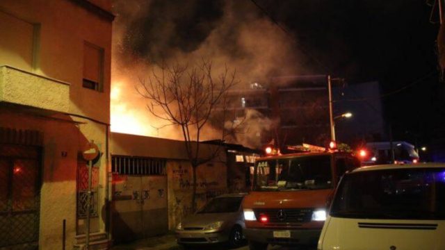 Συναγερμός στη Λιοσίων: Αποθήκη “τυλίχτηκε” στις φλόγες