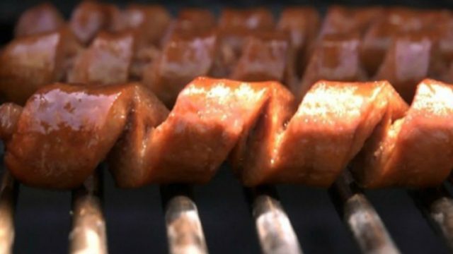 Κόβει τα λουκάνικα έτσι και τα ρίχνει στη σχάρα – Όταν δείτε το αποτέλεσμα δεν θα τα ξανά ψήσετε με άλλο τρόπο (video)