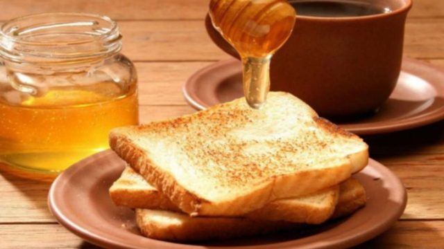 Αυτός είναι ο λόγος που πρέπει να αλείφετε μέλι και κανέλα στο ψωμί στο πρωινό σας!