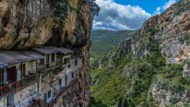 Τα “Μετέωρα” της Πελοποννήσου – Ιστορικό μοναστήρι της Αρκαδίας που κρέμεται στα βράχια!