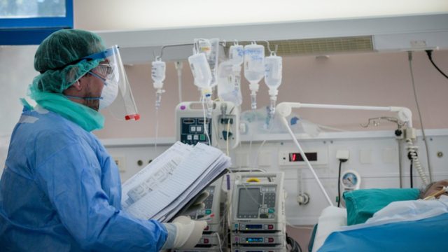 Κορωνοϊός: Στη ΜΕΘ ένας γιατρός του νοσοκομείου της Λαμίας – Νοσούν 6 μέλη της οικογενείας του