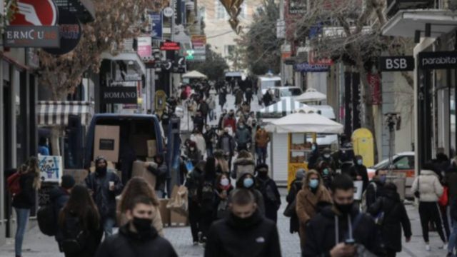 Κλείδωσε: Το πρώτο νέο μέτρο που παίρνει η κυβέρνηση μετά τον συνωστισμό στα μαγαζιά