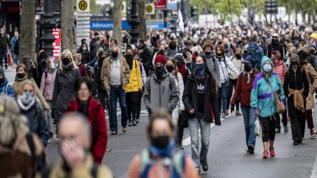 Lockdown: Στον ορίζοντα νέα αυστηρότερα μέτρα για τον κορωνοϊό – Για ποιες χώρες “χτυπά” η καμπάνα