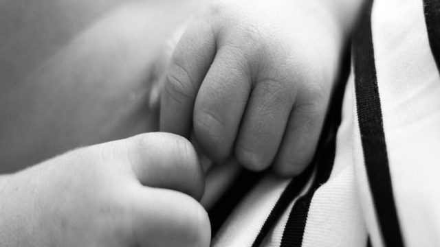 Τραγωδία: 34χρονη μητέρα βούτηξε γυμνή στο κενό αγκαλιά με το 5 μηνών μωράκι της (photos-video)
