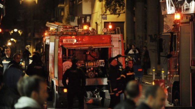 Συναγερμός στο Μοναστηράκι: Φωτιά έχει ξεσπάσει σε γραφεία