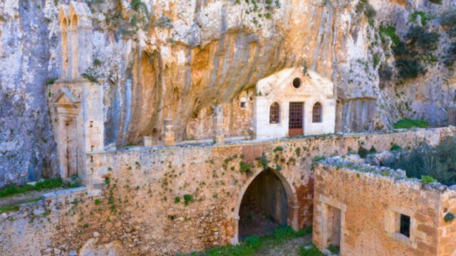 Κρήτη: Η παλαιότερη μονή που είναι “χωμένη” σε φαράγγι – Εντυπωσιακές εικόνες