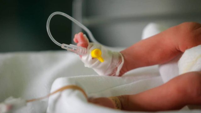 Τσακώθηκε με τον άντρα της και του πέταξε το… μωρό τους στο κεφάλι!