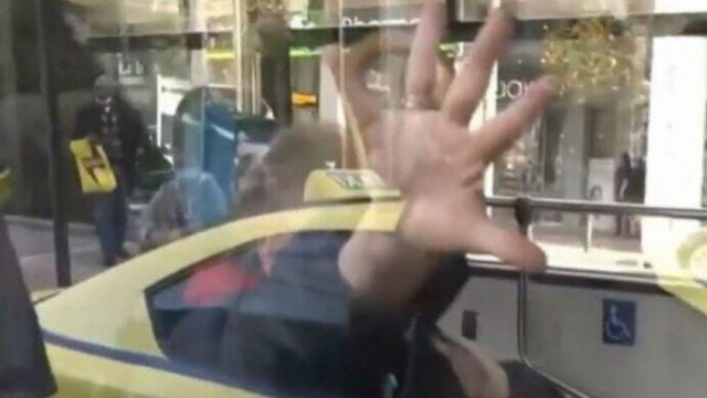 Έξαλλη ηλικιωμένη μούντζωσε την κάμερα γιατί την τράβηξε να μη φοράει μάσκα (Video)