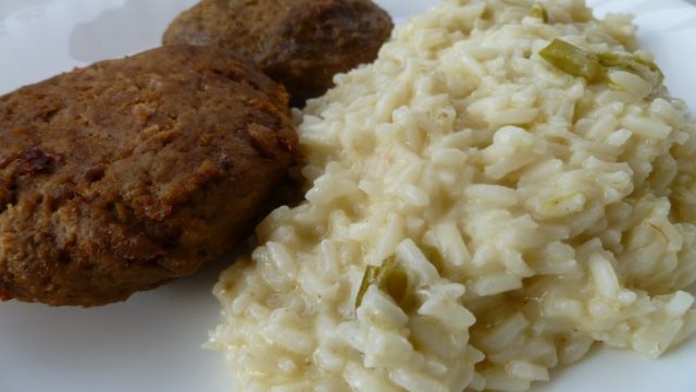 Ζουμερά μπιφτέκια κοτόπουλο και ρυζάκι με κάρυ