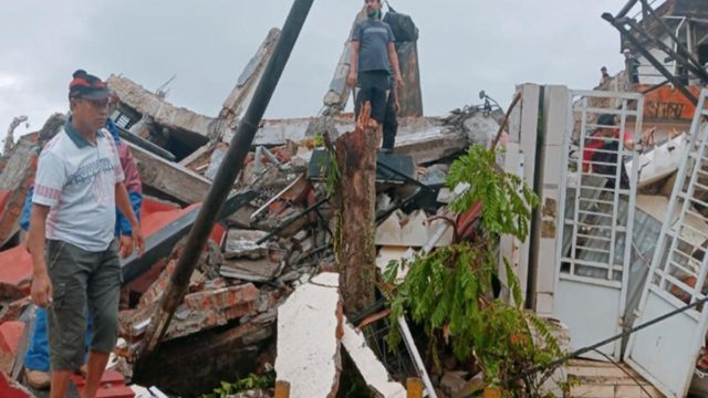 Ισχυρός σεισμός στην Ινδονησία: Βρέθηκαν 7 νεκροί – Μεγάλος “αγώνας” για την αναζήτηση επιζώντων