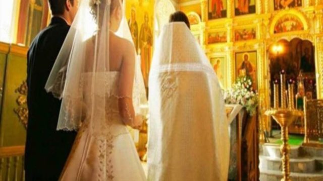 Απίστευτο περιστατικό στη Λάρισα: H νύφη άργησε 45 λεπτά και… ο παπάς μας άφησε άναυδους με αυτό που έκανε!