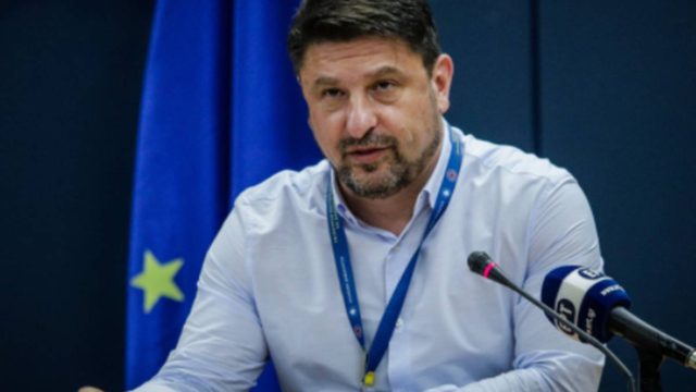 Ο κύβος ερρίφθη: Τα 5 μέτρα που ανακοινώνει σήμερα στις 18:00 ο Νίκος Χαρδαλιάς