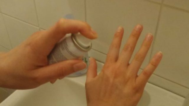 Βάφει τα νύχια της με μανό και τα ψεκάζει με λακ – Ο λόγος; Δεν πάει το μυαλό σας