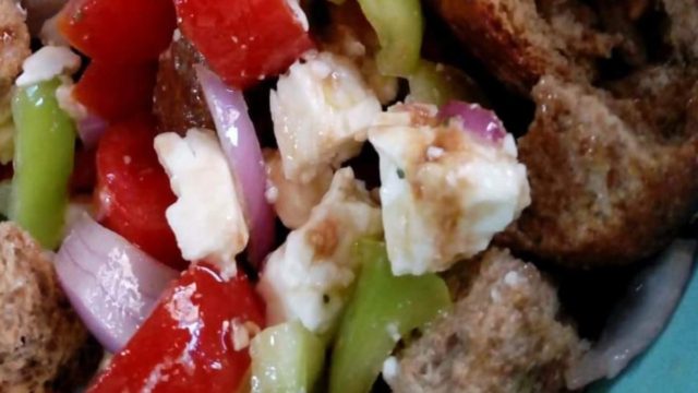 Ντακοσαλάτα με φέτα και πιπεριά