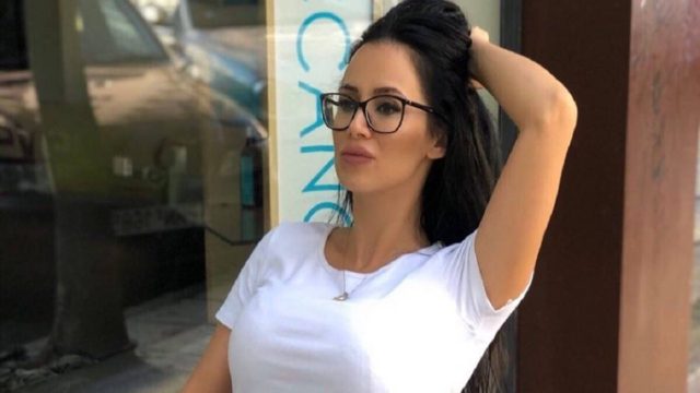Έπεσαν… σαγόνια με την Χριστίνα του Big Brother: Έβαλε κολλητά ρούχα, τα έβγαλε έξω και προκάλεσε «εγκεφαλικά»