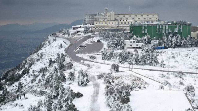 Κακοκαιρία “Λέανδρος”: Στα “λευκά” ντύθηκε η Πάρνηθα (video)