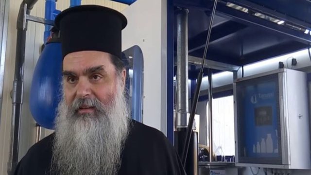 Ιερέας στο Αγρίνιο: Κοινώνησα 700 πιστούς τα Χριστούγεννα, δεν μεταδίδεται ο κορωνοϊός