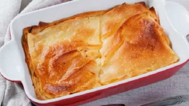 H “παχουλή”, χλιδάτη τυρόπιτα με μπεσαμέλ