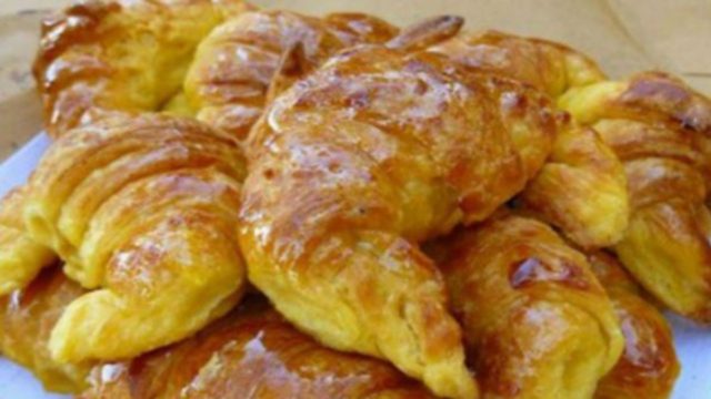 Κρουασανάκια βουτύρου με μόνο 5 υλικά – Έτοιμα σε ελάχιστα λεπτά!