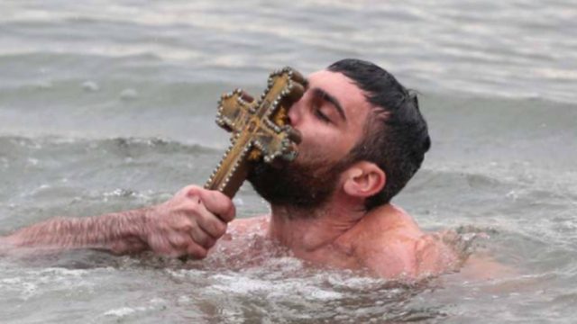 “Ανοίγουμε τους ναούς, οι πιστοί θα πληρώσουν πρόστιμο”!