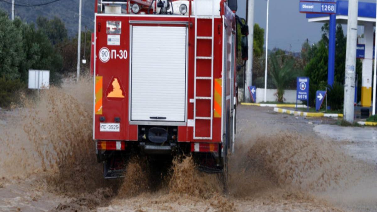 Κακοκαιρία: Πάνω από 160 κλήσεις στην πυροσβεστική για βοήθεια σε Αττική και Κεντρική Μακεδονία