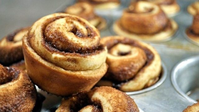Ευκολά ρολάκια κανέλας με ψωμι του τόστ έτοιμα σε 2′