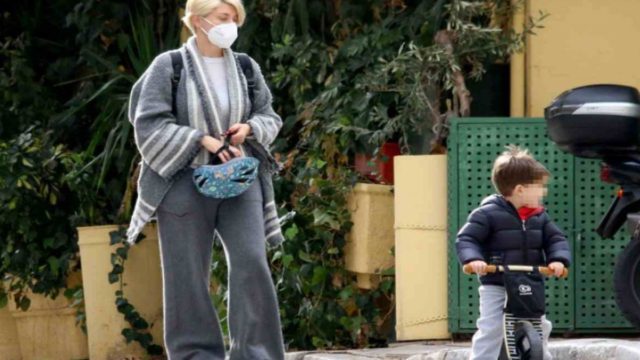 Λαμπερή μητέρα η Σία Κοσιώνη: Στο κέντρο της Αθήνας μαζί με τον γιο της!