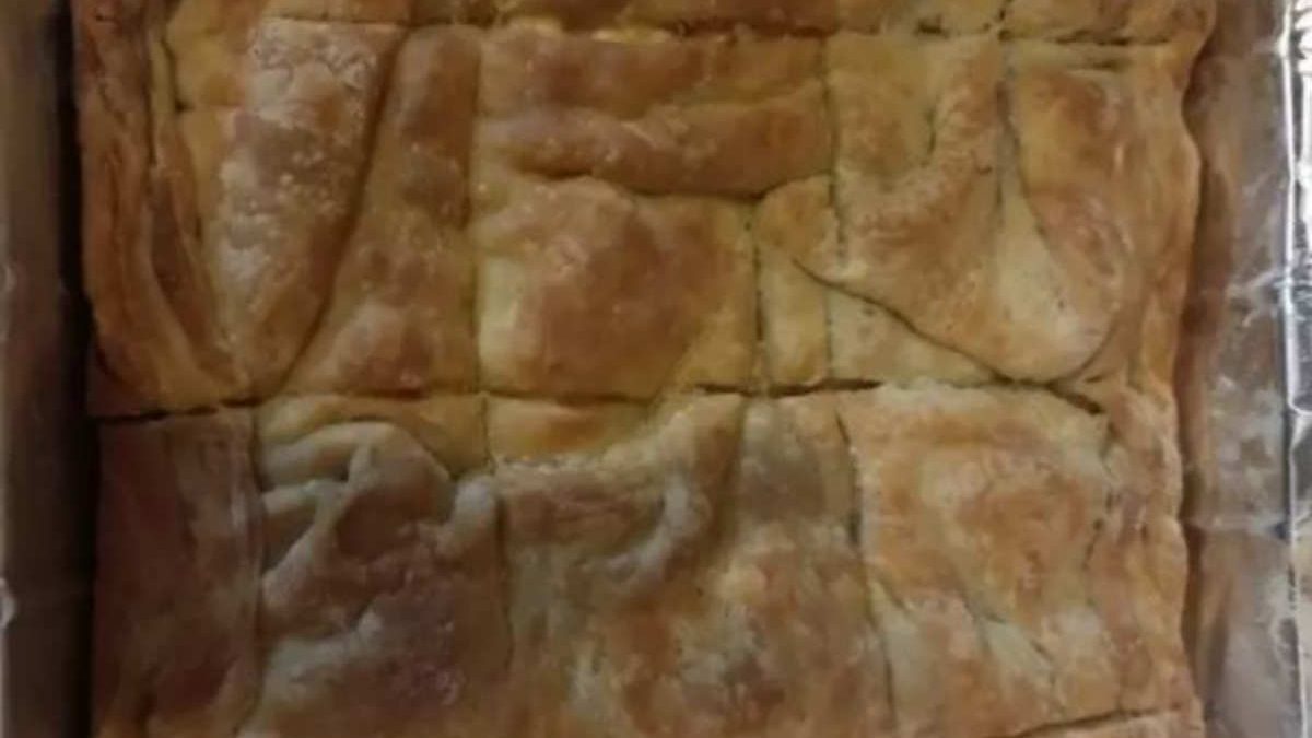 Η εύκολη τυρόπιτα με μόνο δύο φύλλα