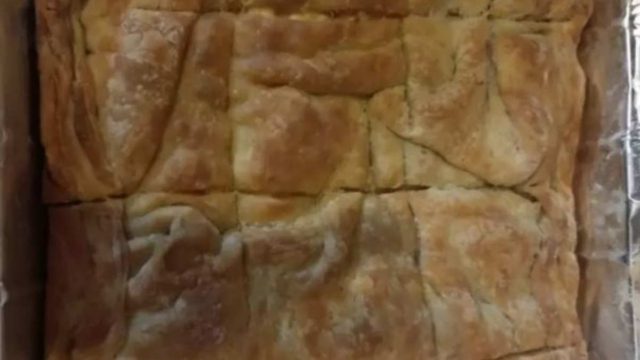 Η εύκολη τυρόπιτα με μόνο δύο φύλλα