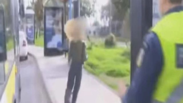 Αστυνομικοί κυνηγούν γυναίκα για το SMS κι εκείνη τρέχει να γλιτώσει το πρόστιμο