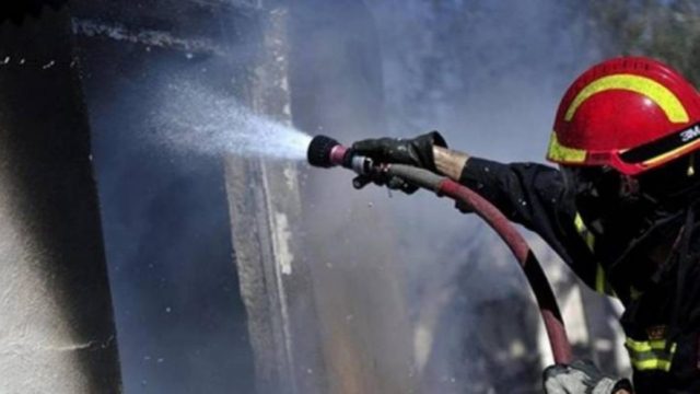 Τραγωδία στο Ζεφύρι: Γυναίκα “έχασε” τη ζωή της από φωτιά που ξέσπασε στο σπίτι της (video)