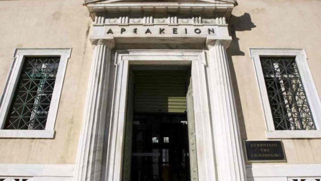 Κορωνοϊός: Νόμιμα τα περιοριστικά μέτρα στις εκκλησίες για τις γιορτές με «βούλα» ΣτΕ