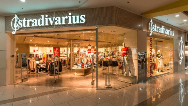 “Χαμός” στα Stradivarius με αυτό το φόρεμα – Είναι πάμφθηνο