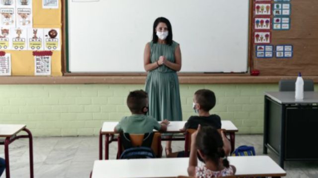 Η κυβέρνηση αφού έχει κλειστά τα σχολεία 9 μήνες τελικά αποφάσισε: “Το ασφαλέστερο μέρος για τα παιδιά είναι το σχολικό περιβάλλον”